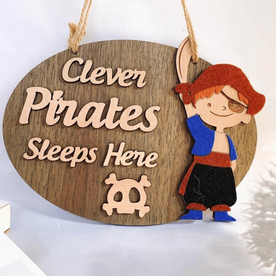 Bảng gỗ handmade Clever Pirates sleep here