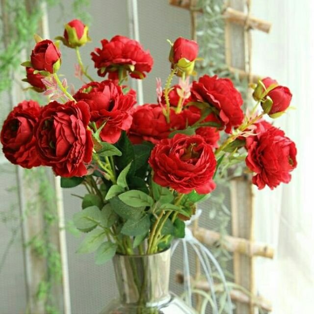 Cành hoa hồng lụa đỏ trang trí tết