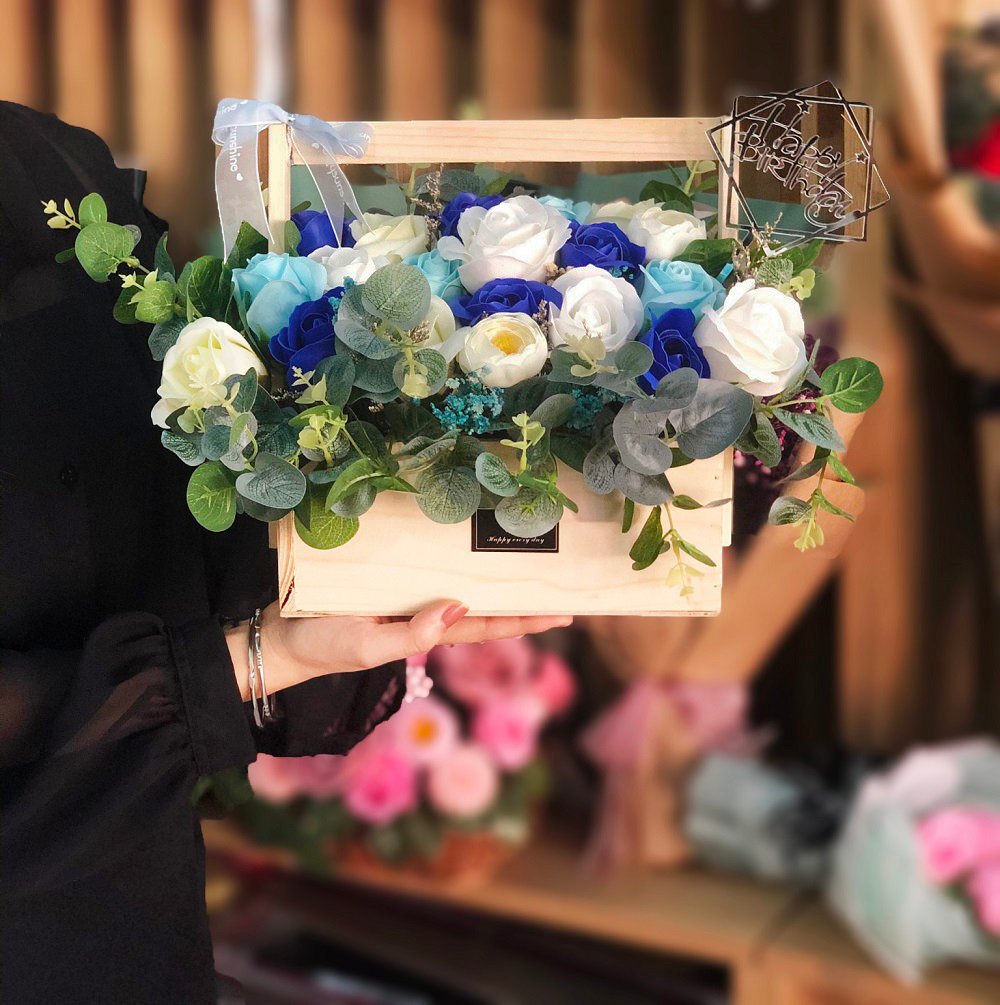 Giỏ hoa gỗ 20 bông hồng sáp thơm sắc xanh