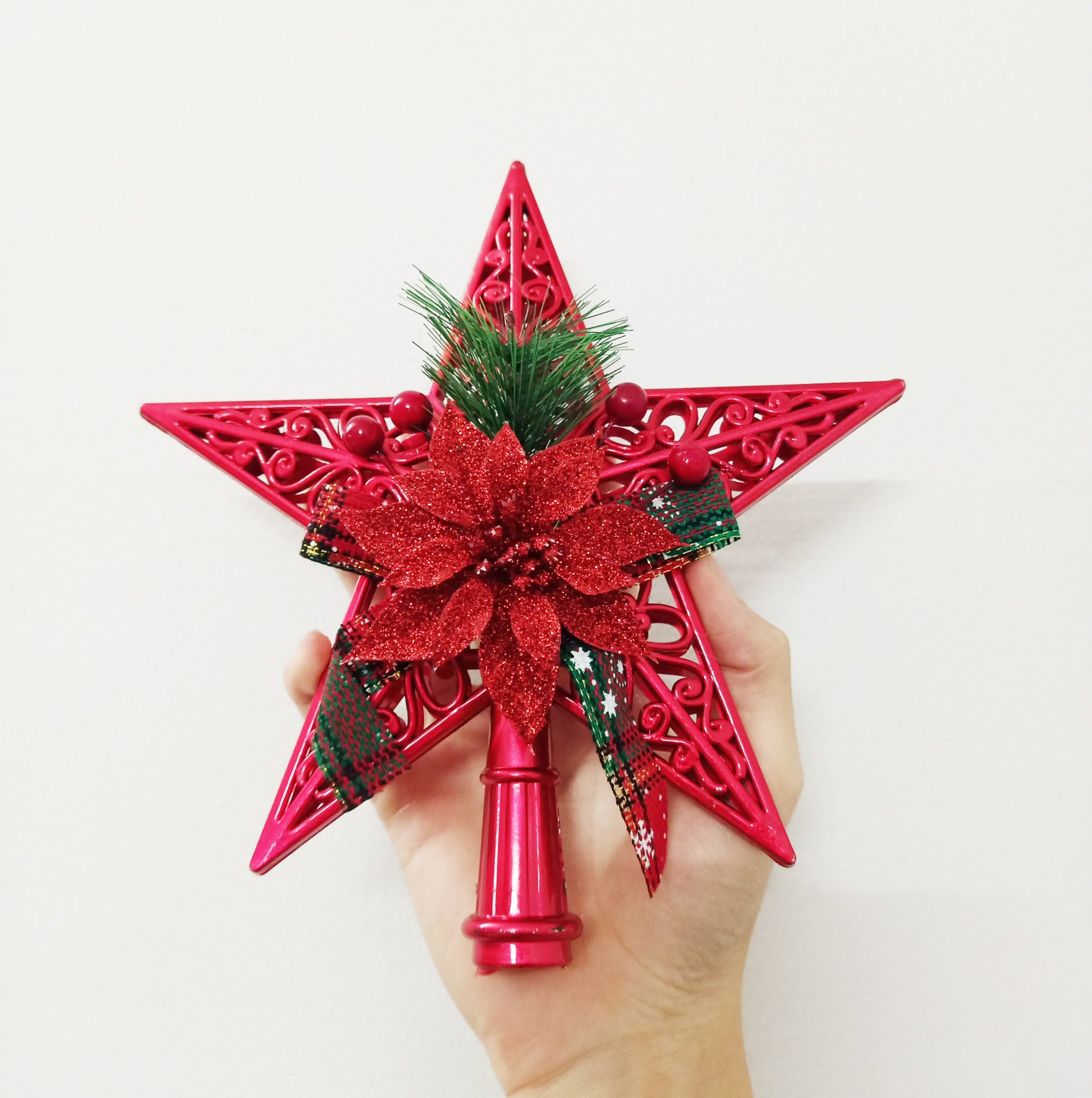 Ngôi sao đỉnh trang trí cây thông kèm nơ và hoa trạng nguyên đỏ