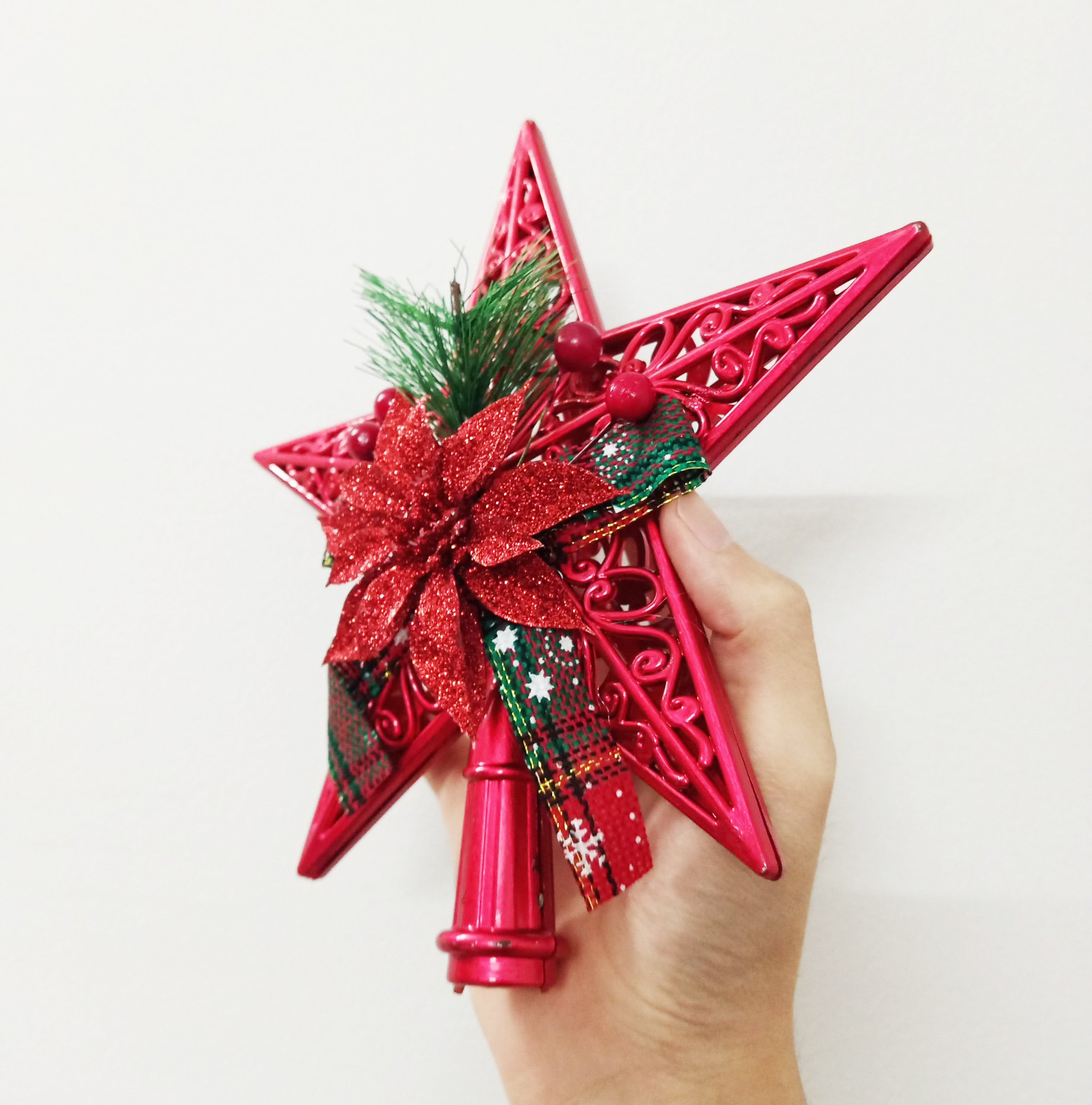 Ngôi sao đỉnh trang trí cây thông kèm nơ và hoa trạng nguyên đỏ