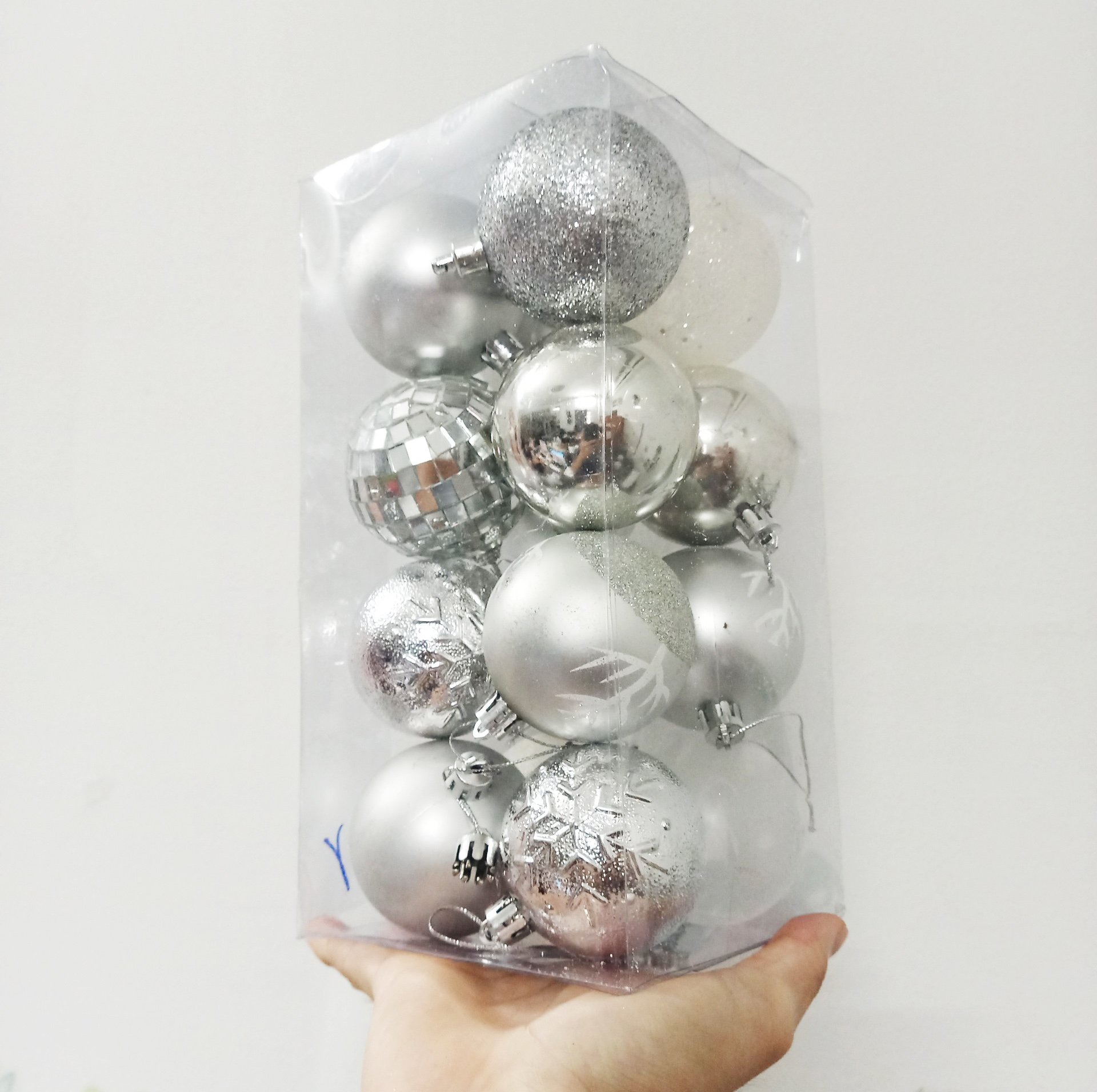 Hộp 16 quả châu sắc trắng bạc họa tiết kim tuyến trang trí noel - 4cm