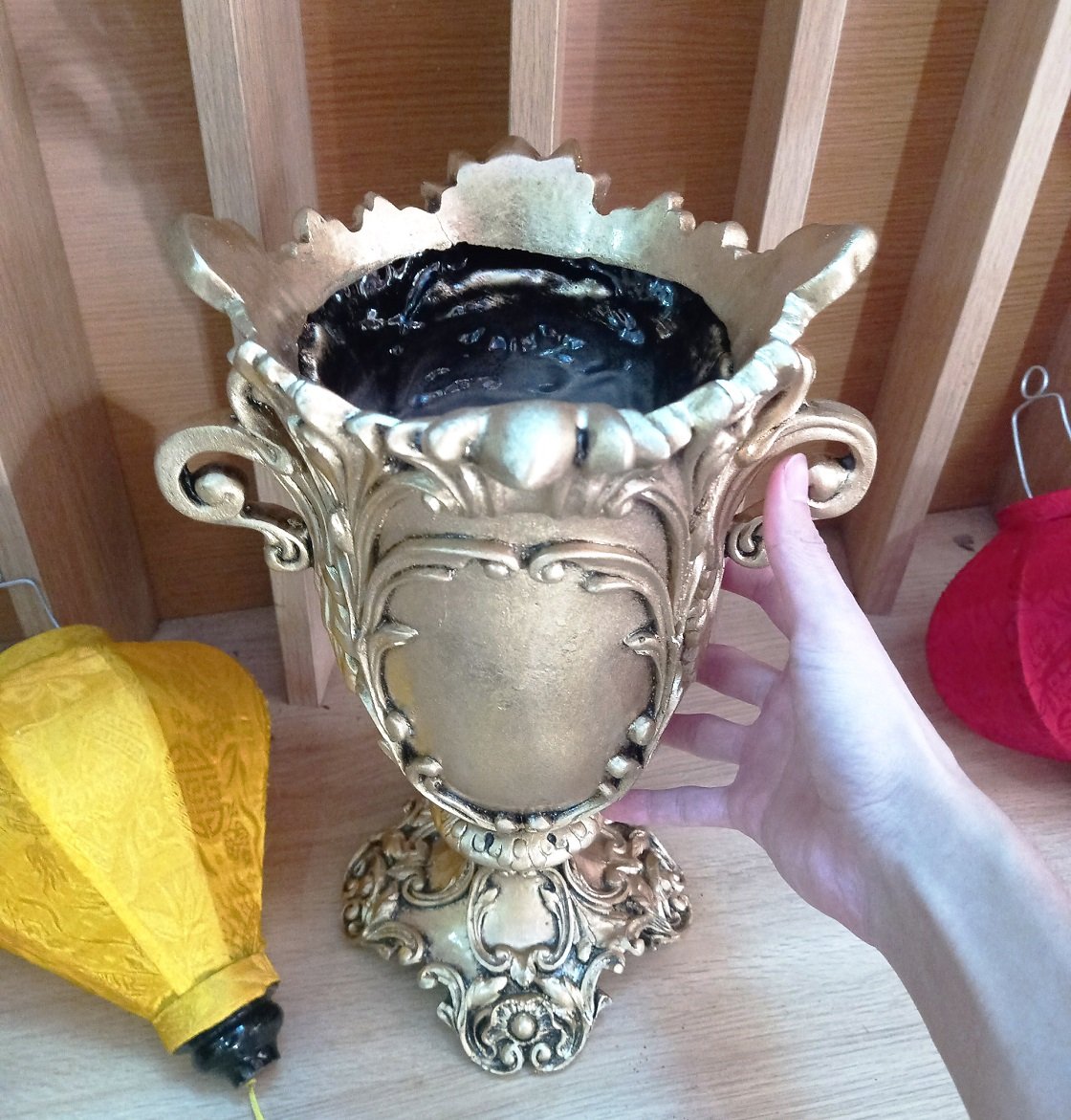 Bình hoa composite hoa văn cổ điển màu vàng đồng cao 35cm