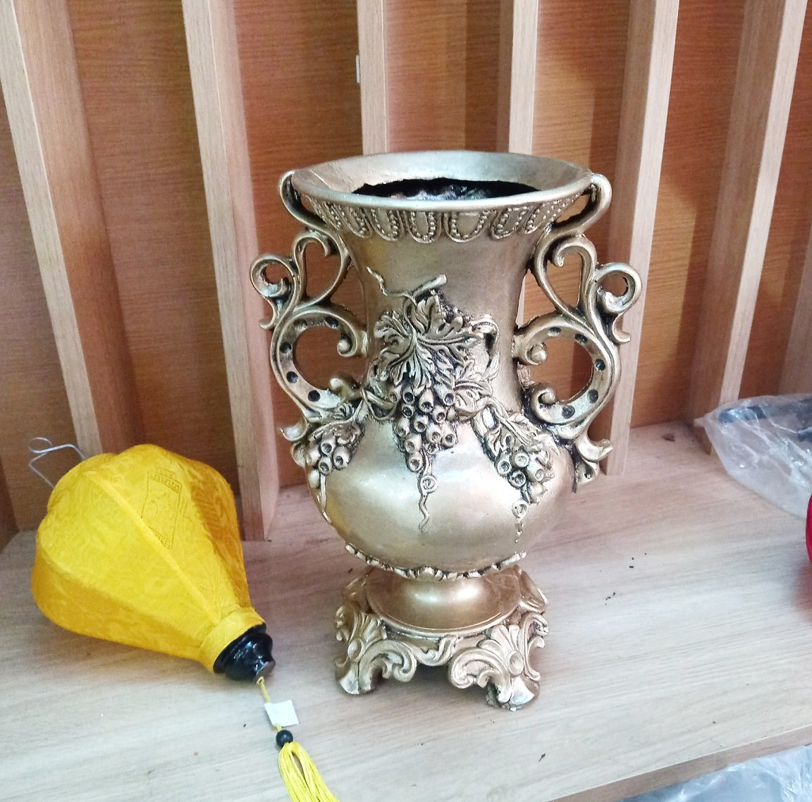 Bình hoa composite hoa văn cổ điển màu vàng đồng cao 34cm mẫu 2