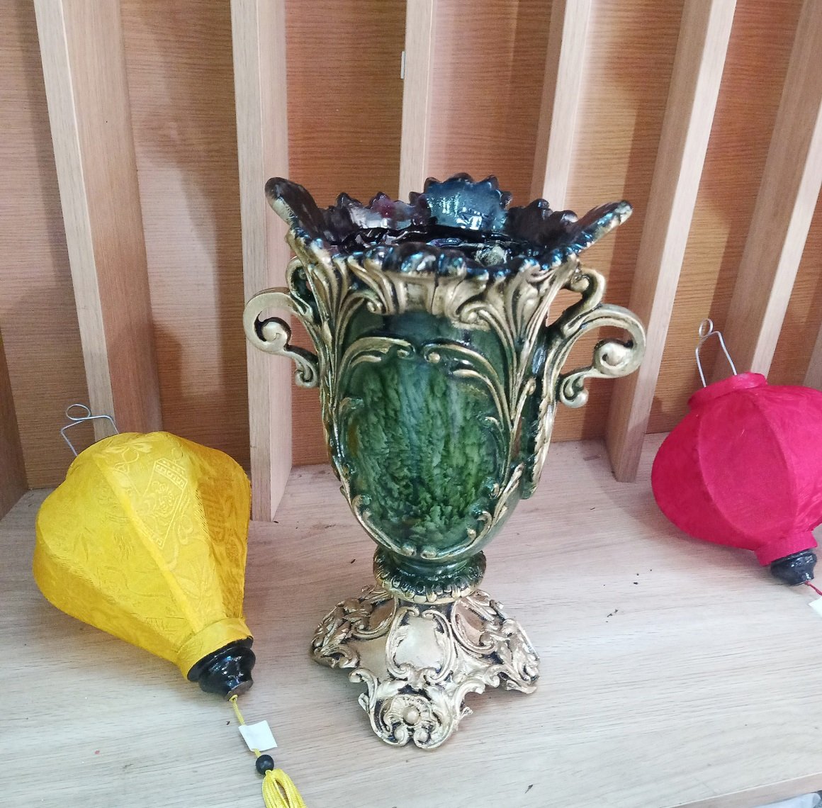 Bình hoa composite hoa văn cổ điển màu xanh ngọc cao 34cm