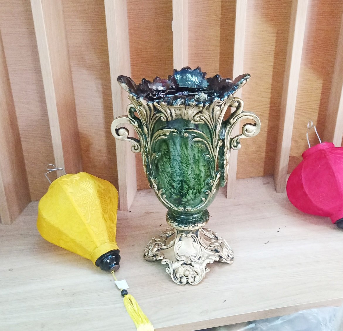 Bình hoa composite hoa văn cổ điển màu xanh ngọc cao 34cm