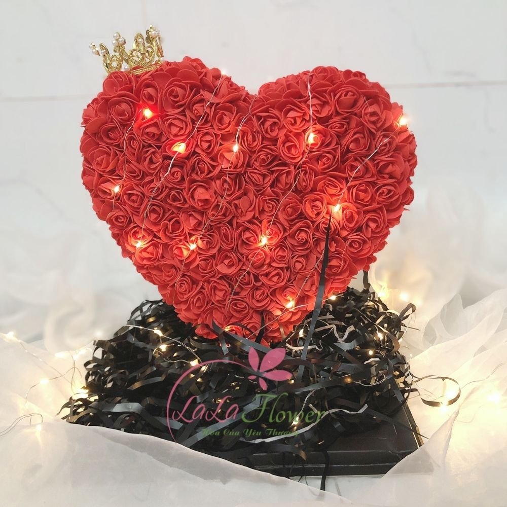 Hộp quà tặng hoa sáp hình trái tim sắc đỏ nồng nàn kèm đèn LED và vương miệng