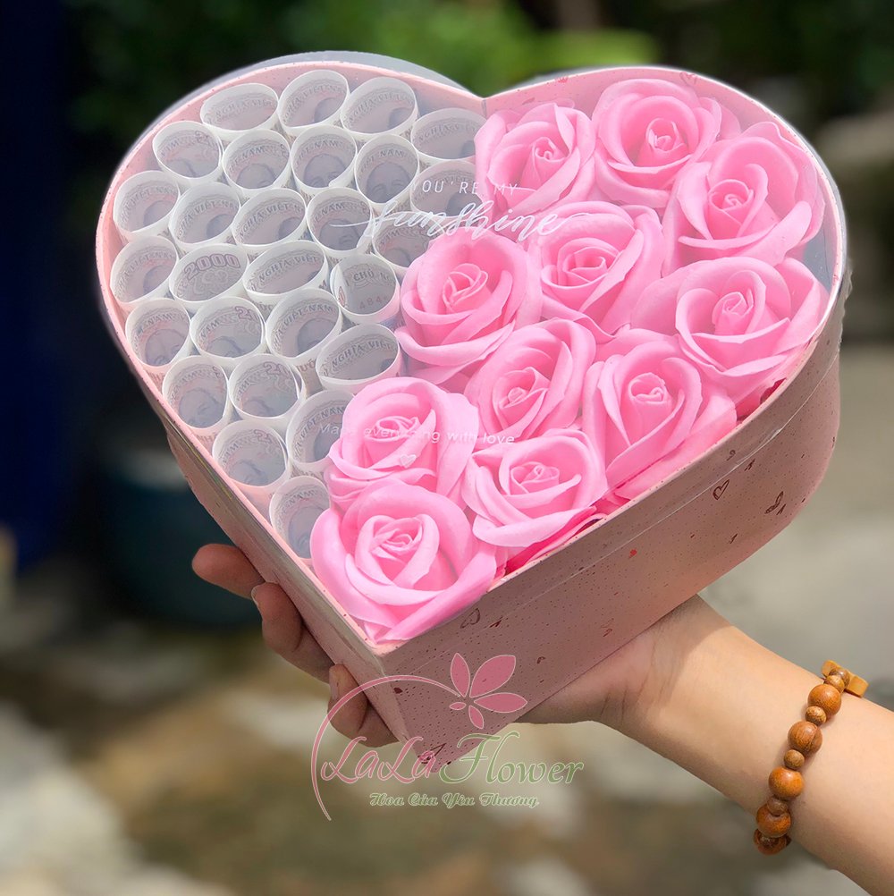 Hộp quà hoa sáp trái tim hồng lãng mạn kèm tiền tặng kèm thiệp và đèn led (2)