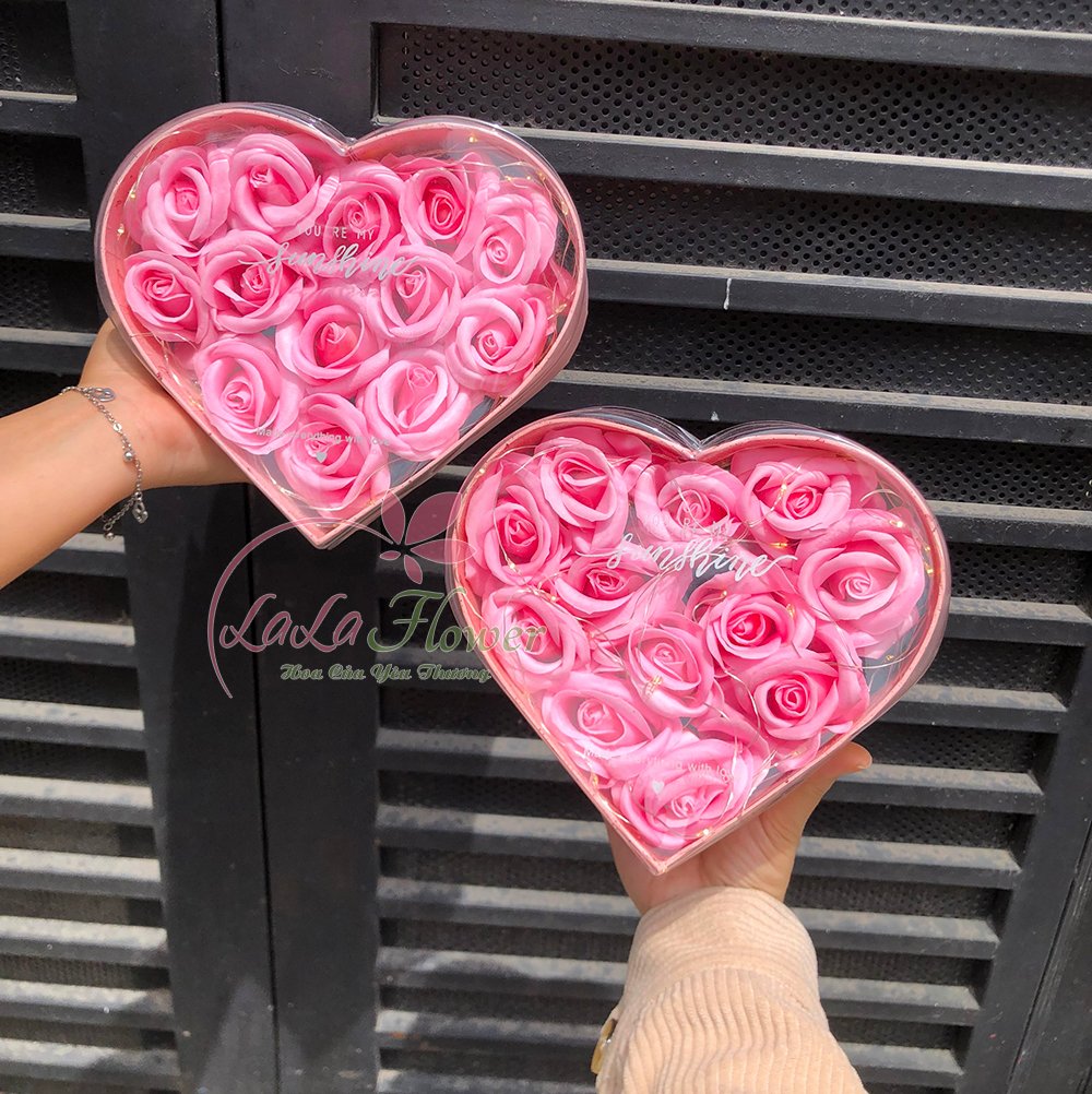 Hộp quà hoa sáp trái tim hồng lãng mạn tặng kèm thiệp và đèn led