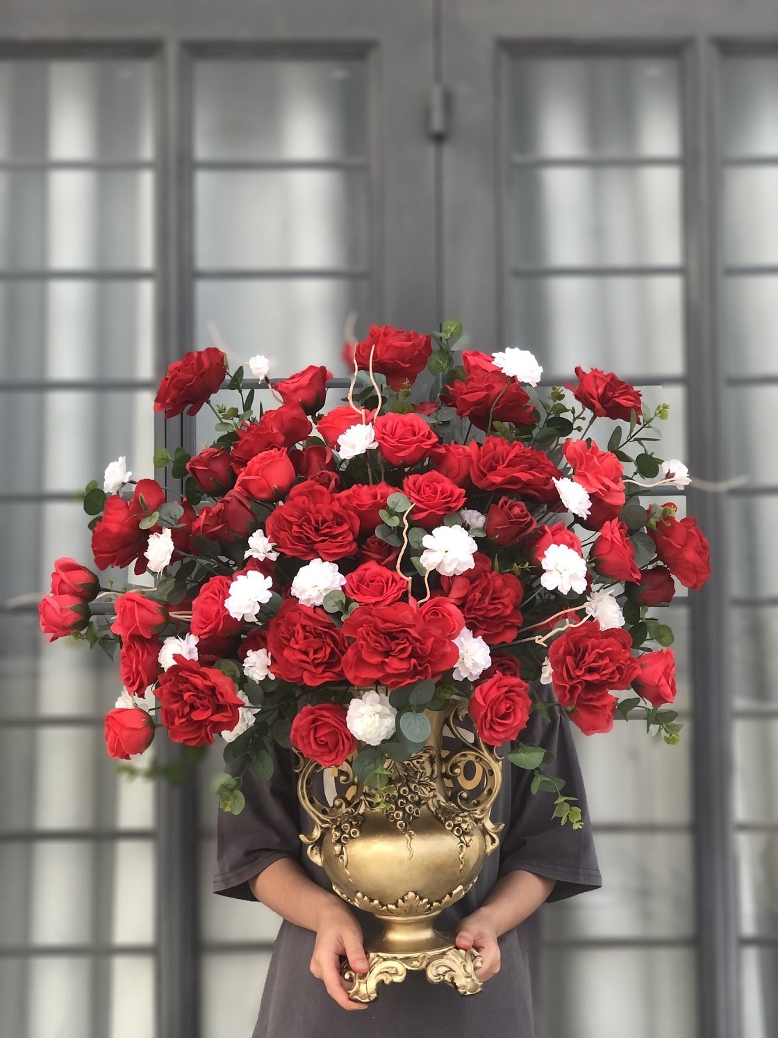 Chậu hoa Cẩm chướng nhung đỏ và hoa sáp tô điểm trang trí nhà cửa