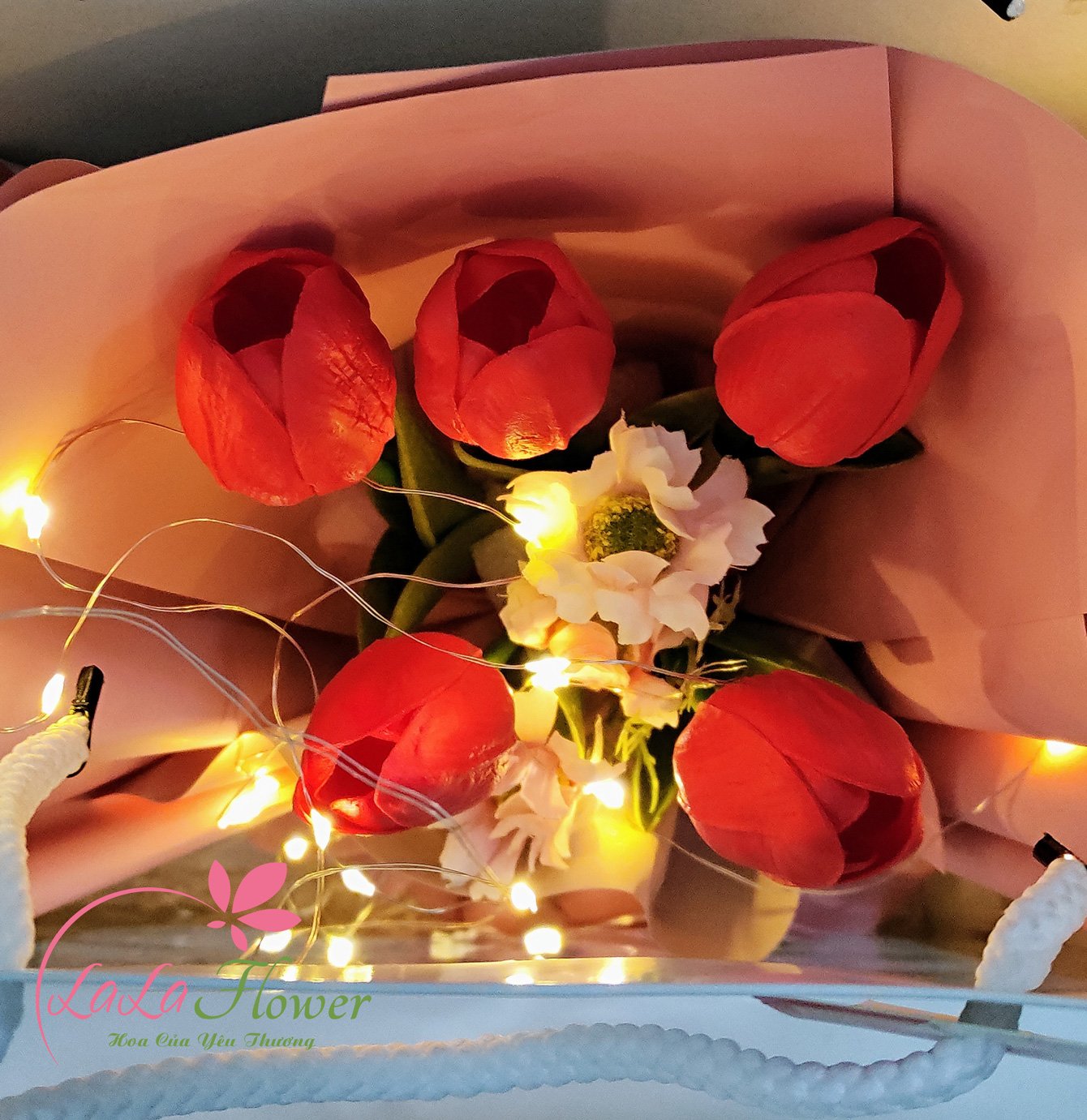 Túi Quà Tặng 5 Bông Hoa TuLip Giả Kèm Đèn Led Nhiều Màu