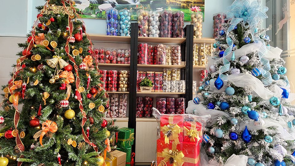 Cây thông noel hay cây thông noel với nhiều phụ kiện trang trí là hình ảnh không thể thiếu trong bất kỳ dịp noel nào