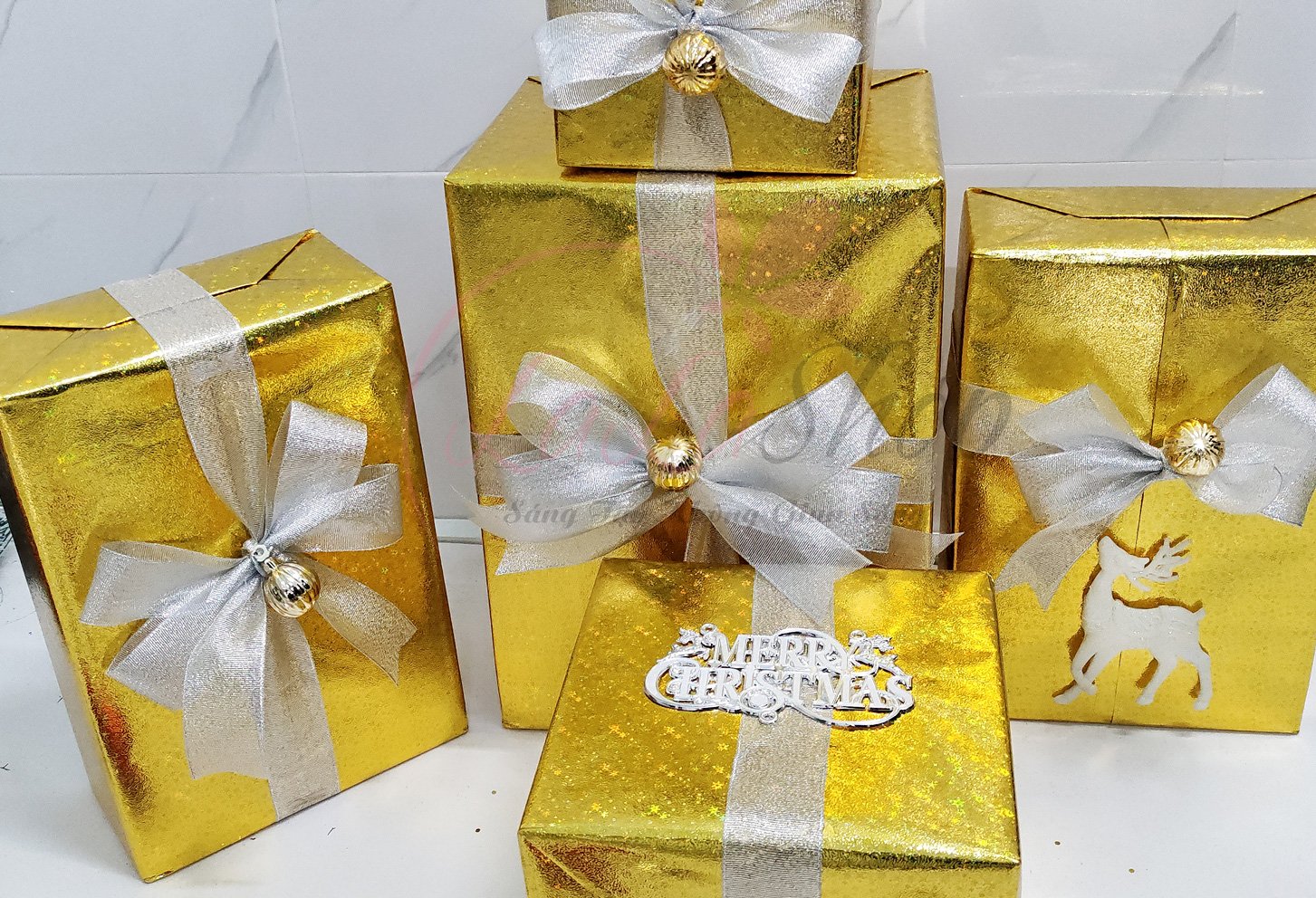 Set 5 hộp quà giáng sinh vàng họa tiết nơ trắng trang trí cây thông noel làm quà tặng