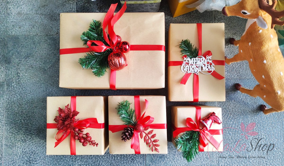Set 5 hộp quà giáng sinh quả châu merry christmas nơ đỏ trang trí cây thông noel làm quà tặng