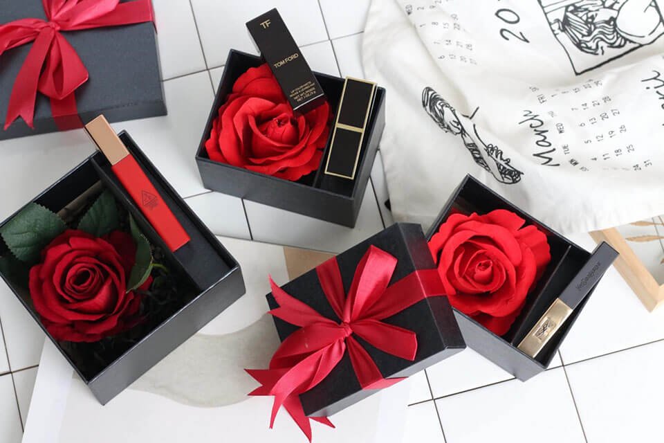 Quà tặng Valentine - Tặng son môi