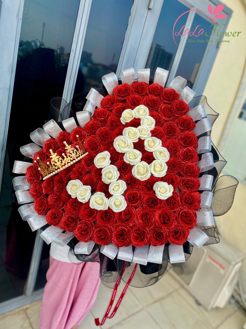 Bó 94 hoa hồng hình trái tim tặng vợ kèm thiệp và vương miện