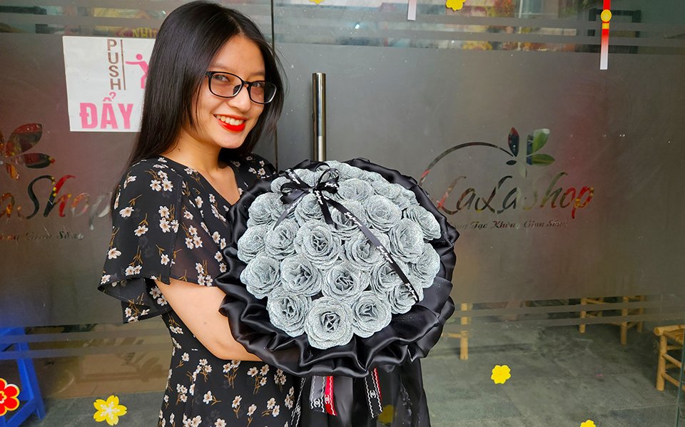 Sie können versuchen, Märkte oder Geschäfte in Ho-Chi-Minh-Stadt zu besuchen, die auf glitzernde Wachsblumen spezialisiert sind