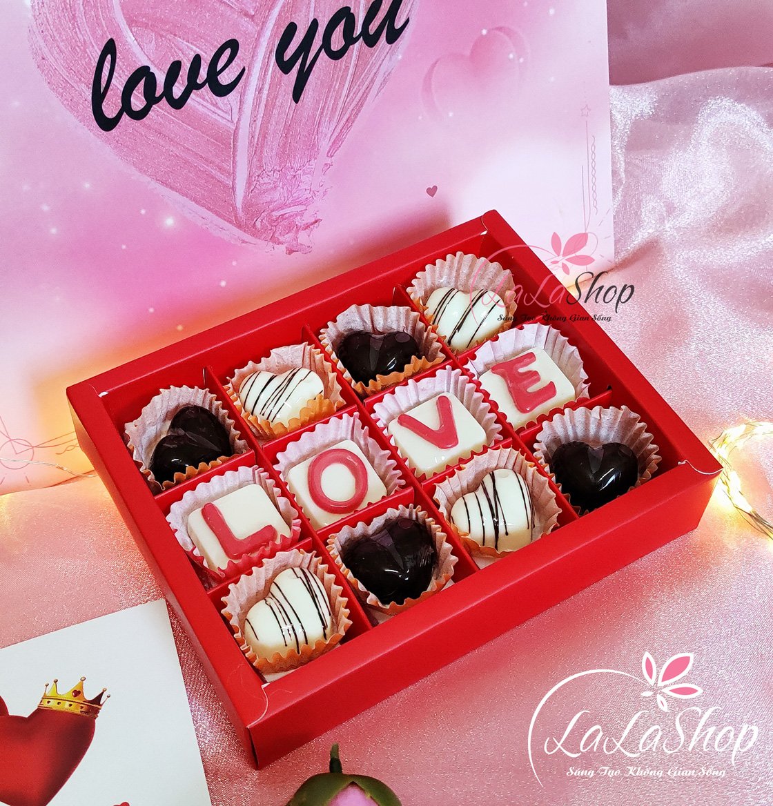 Hộp Socola 12 viên quà tặng Valentine ấm áp chữ love