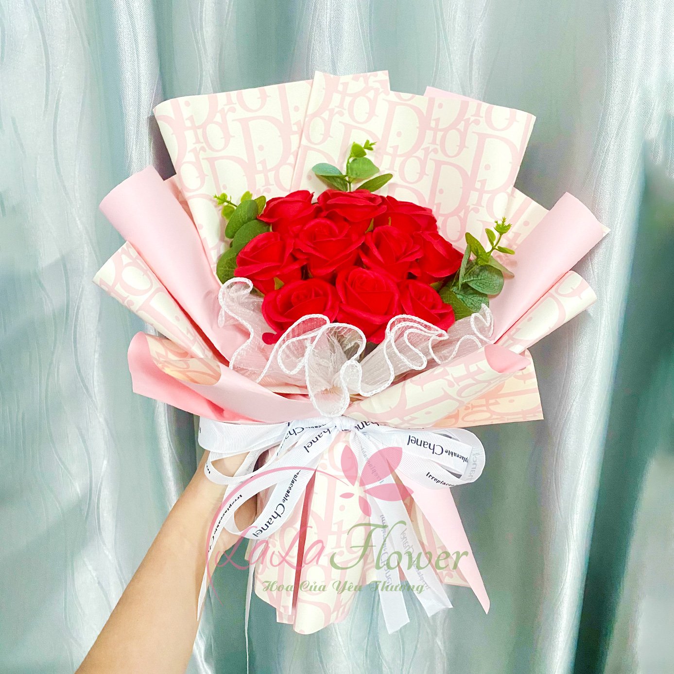Bó 10 bông hoa sáp sắc đỏ rực rỡ