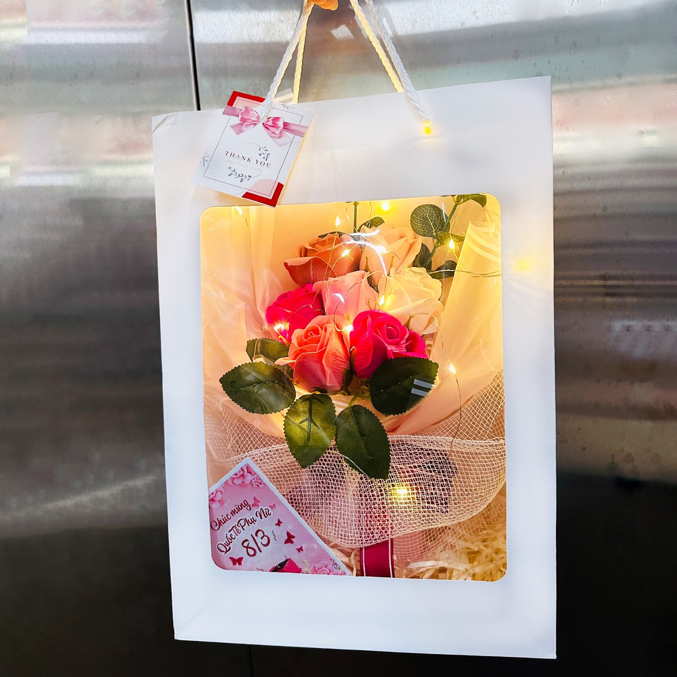 Túi quà bó hoa sáp thơm 7 bông kèm đèn LED