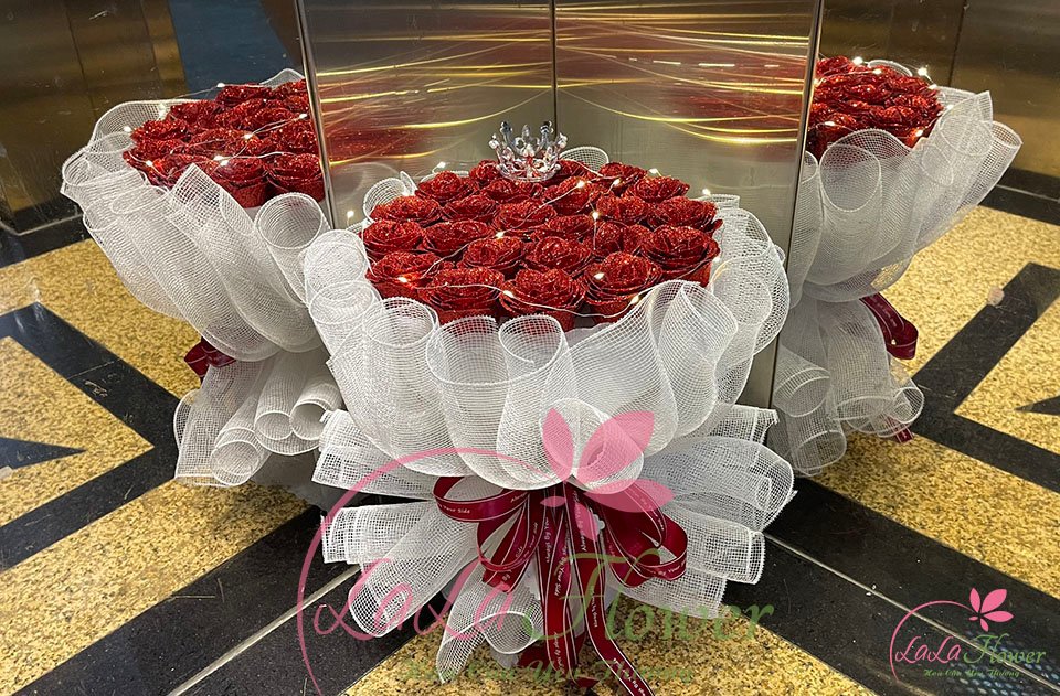 Hoa tặng lễ tốt nghiệp - Bó Hoa Sáp Kim Tuyến Sắc Đỏ Hình Tròn Lưới Cứng
