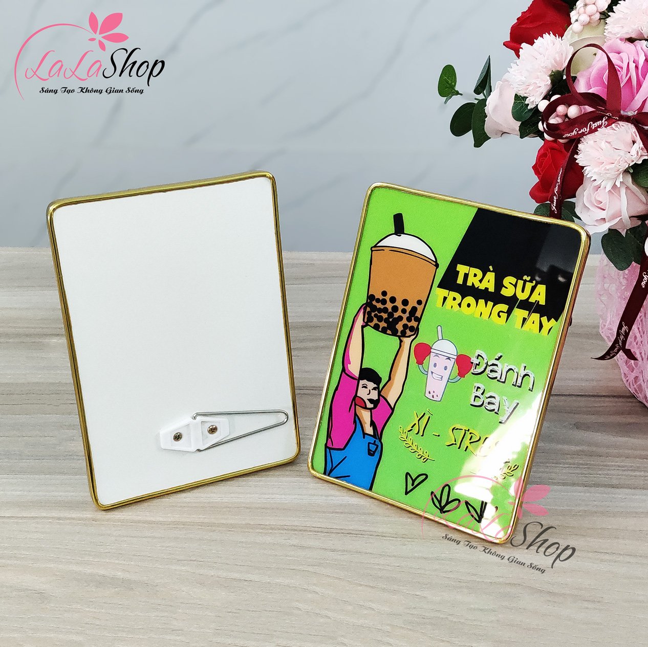 Tranh để bàn Trà Sữa Trong Tay Đánh Bay Xì-Tress