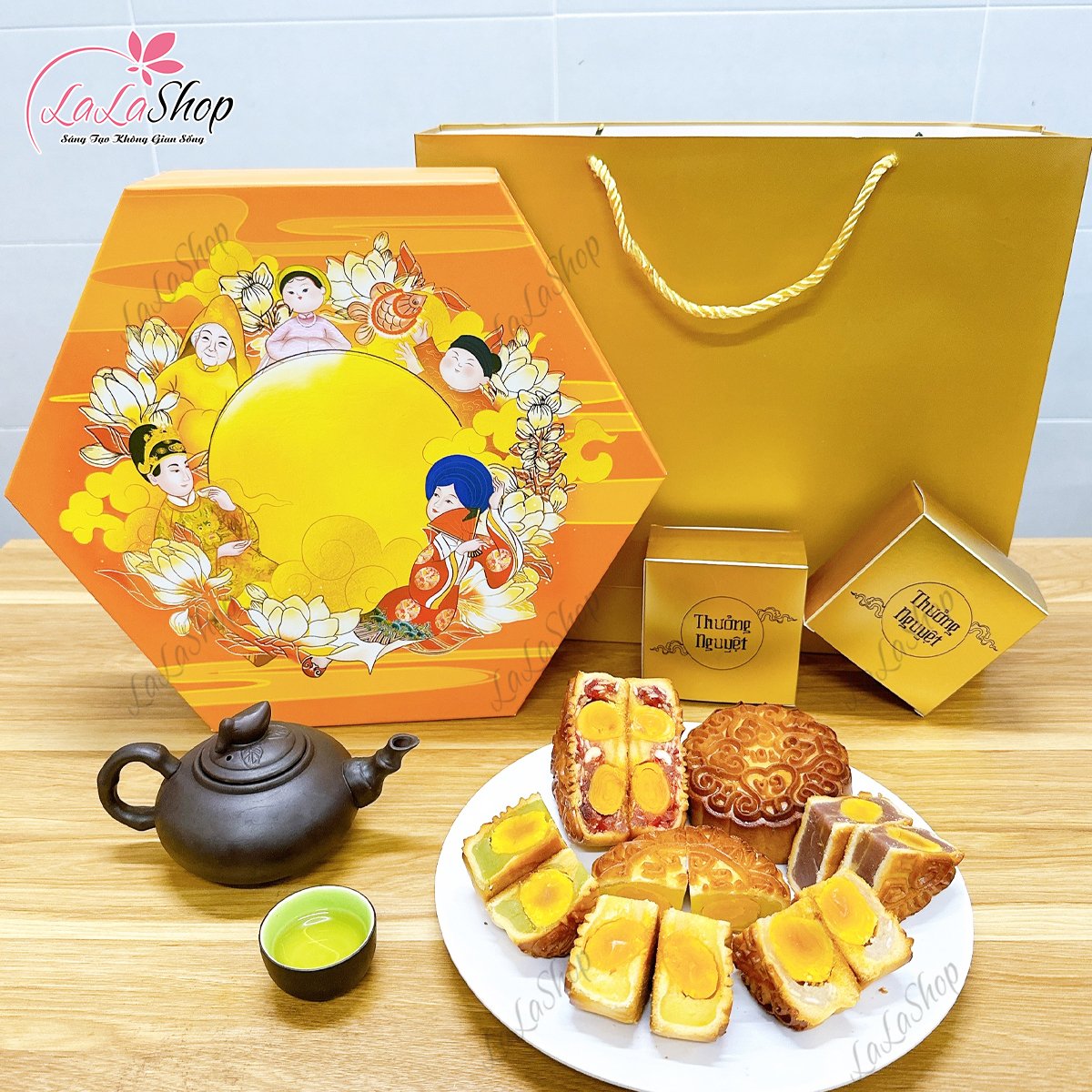 Hộp 4 B&aacute;nh Trung Thu Cam Đại C&aacute;t T&acirc;n D&acirc;n Lợi