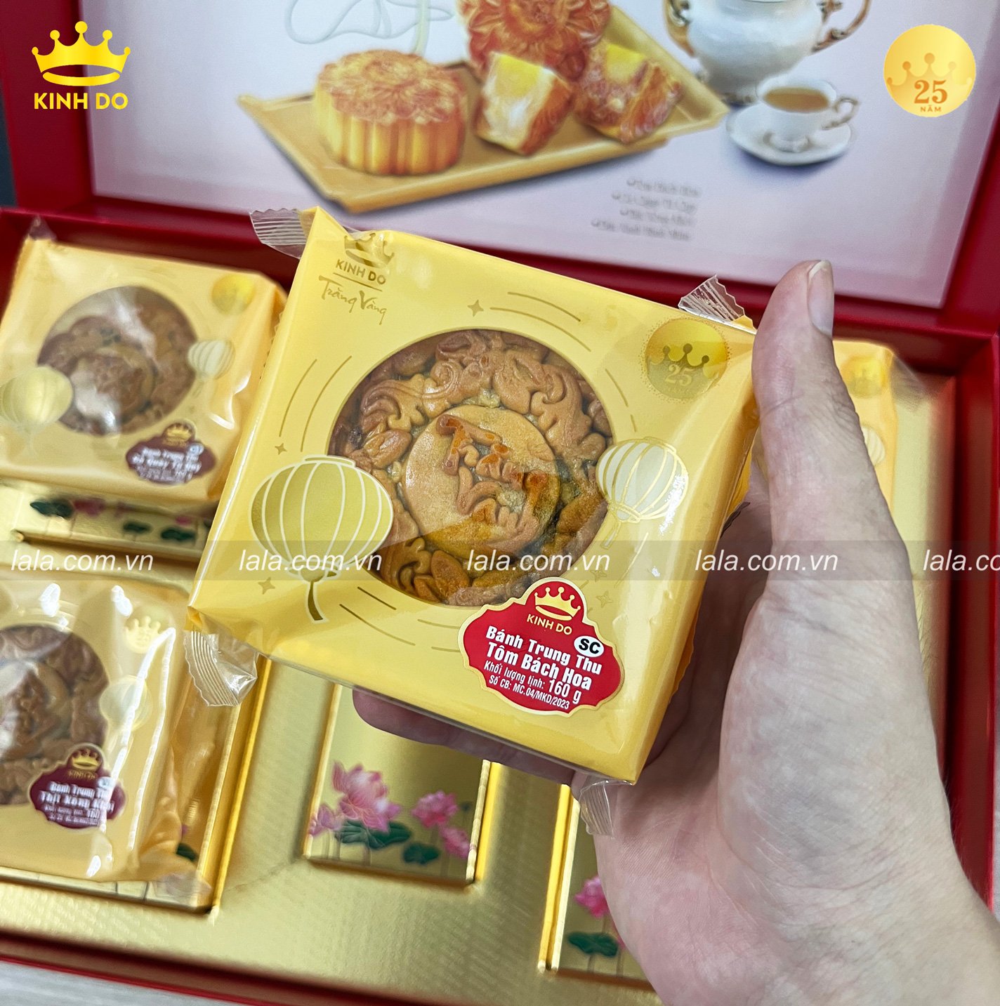 Bánh Trung Thu Kinh Đô Trăng Vàng Hoàng Kim Vinh Hiển Đỏ Thượng Hạng - Hộp 4 Bánh 160g