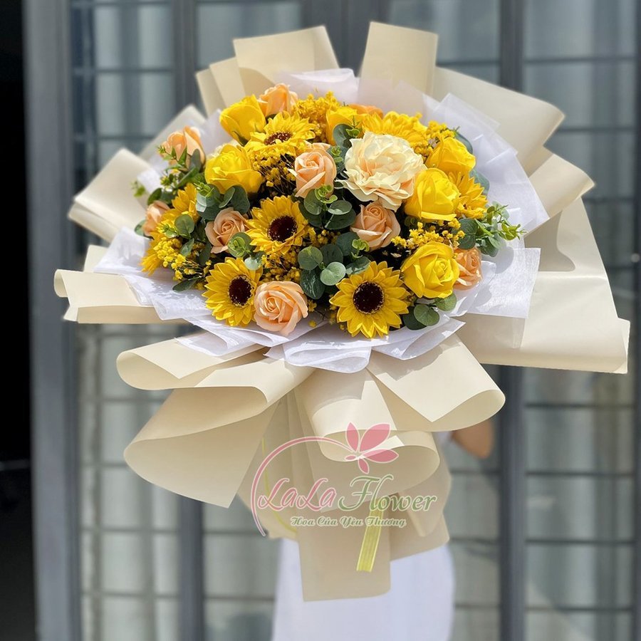 Hoa hướng dương mang thông điệp ý nghĩa là hãy vững lòng tin, theo đuổi ước mơ của mình, tương lai tươi sáng
