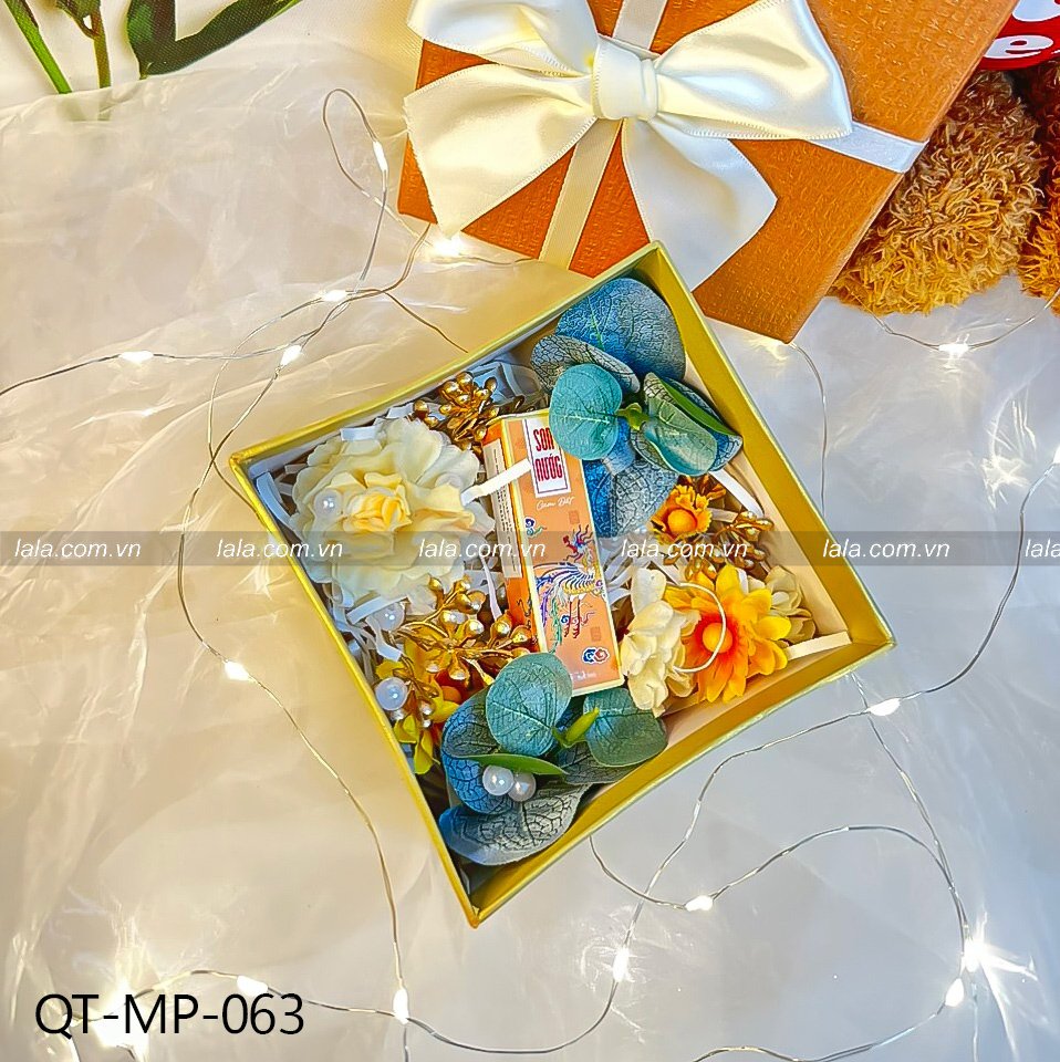 Hộp quà tặng hoa sáp kèm mỹ phẩm son nước LipGloss phấn nụ hoàng cung PK 5ml