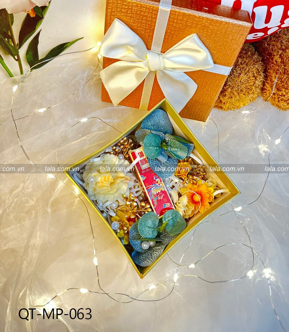 Hộp quà tặng hoa sáp kèm mỹ phẩm son nước LipGloss phấn nụ hoàng cung PK 5ml