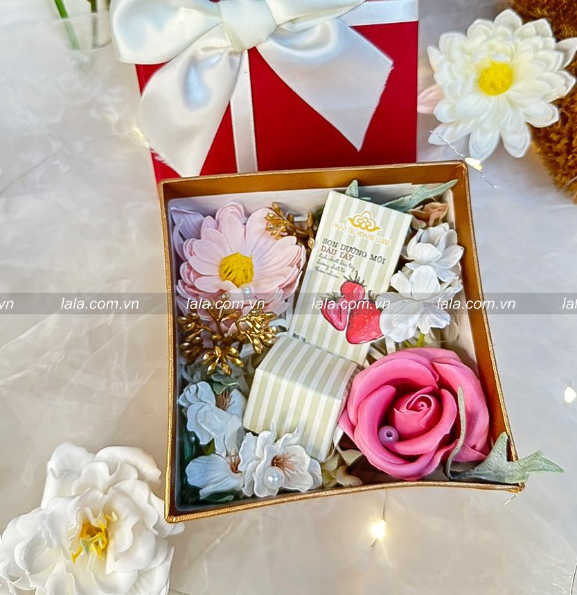 HỘP HOA SÁP MỸ PHẨM HÌNH VUÔNG KÈM Son Dưỡng Dâu Tây Phấn Nụ Hoàng Cung 5g