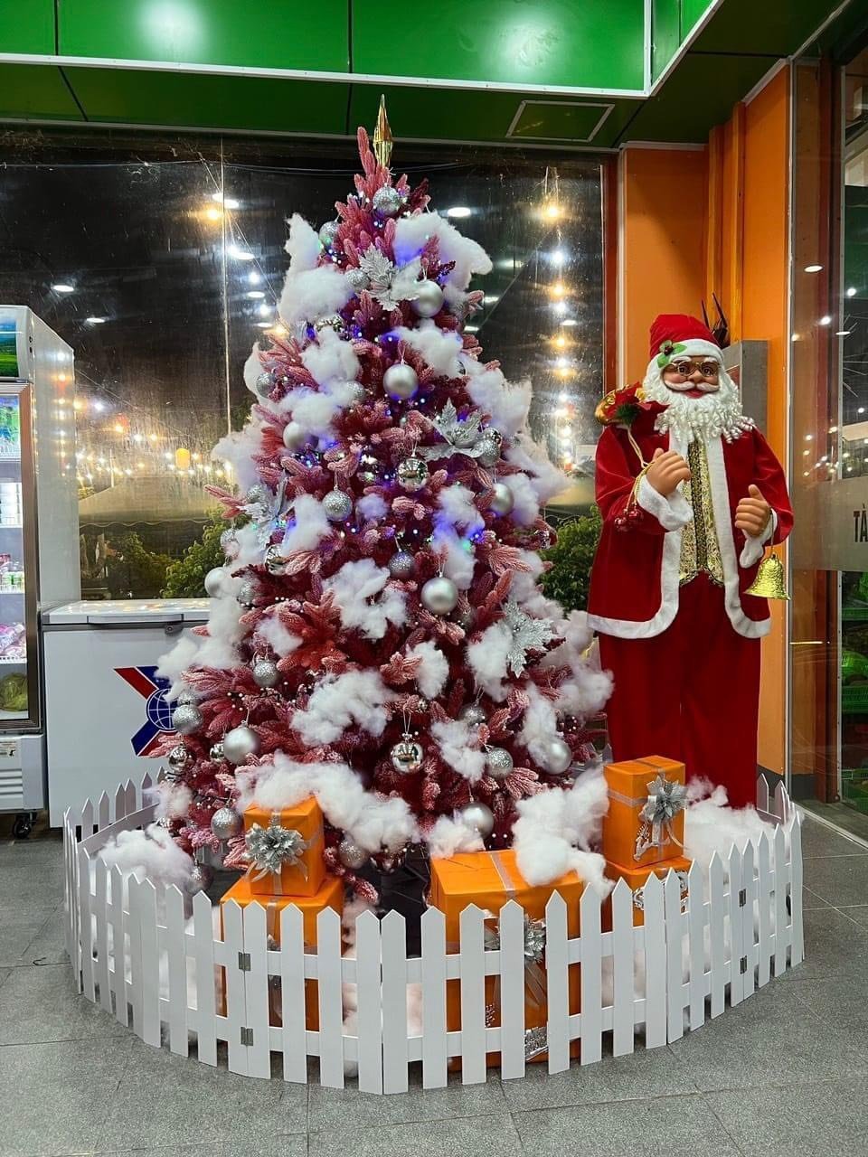 C&acirc;y Th&ocirc;ng PE M&agrave;u Đỏ Phủ Tuyết Gắn Tr&aacute;i Đỏ Trang Tr&iacute; Noel