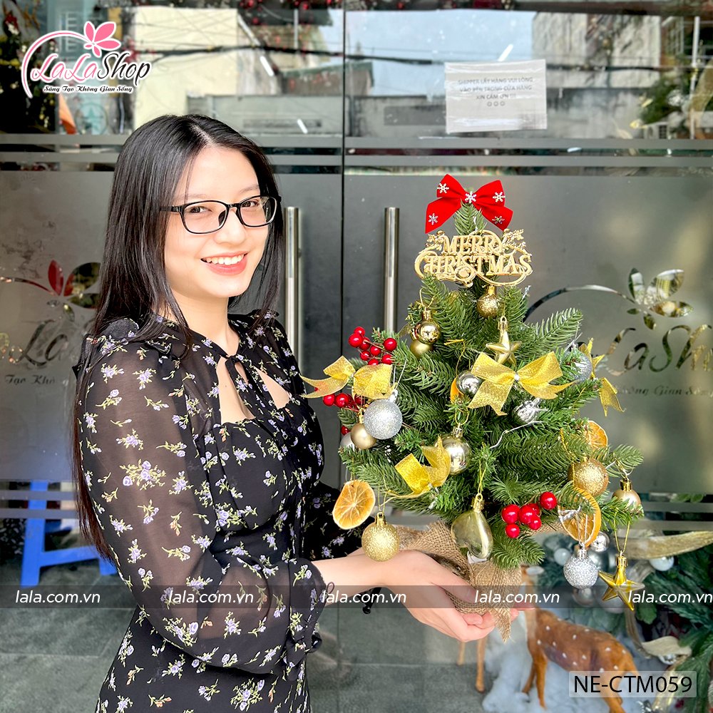 Cây Thông Noel Mini Lá PE Gắn Trái Đỏ 45cm màu vàng kèm đèn led