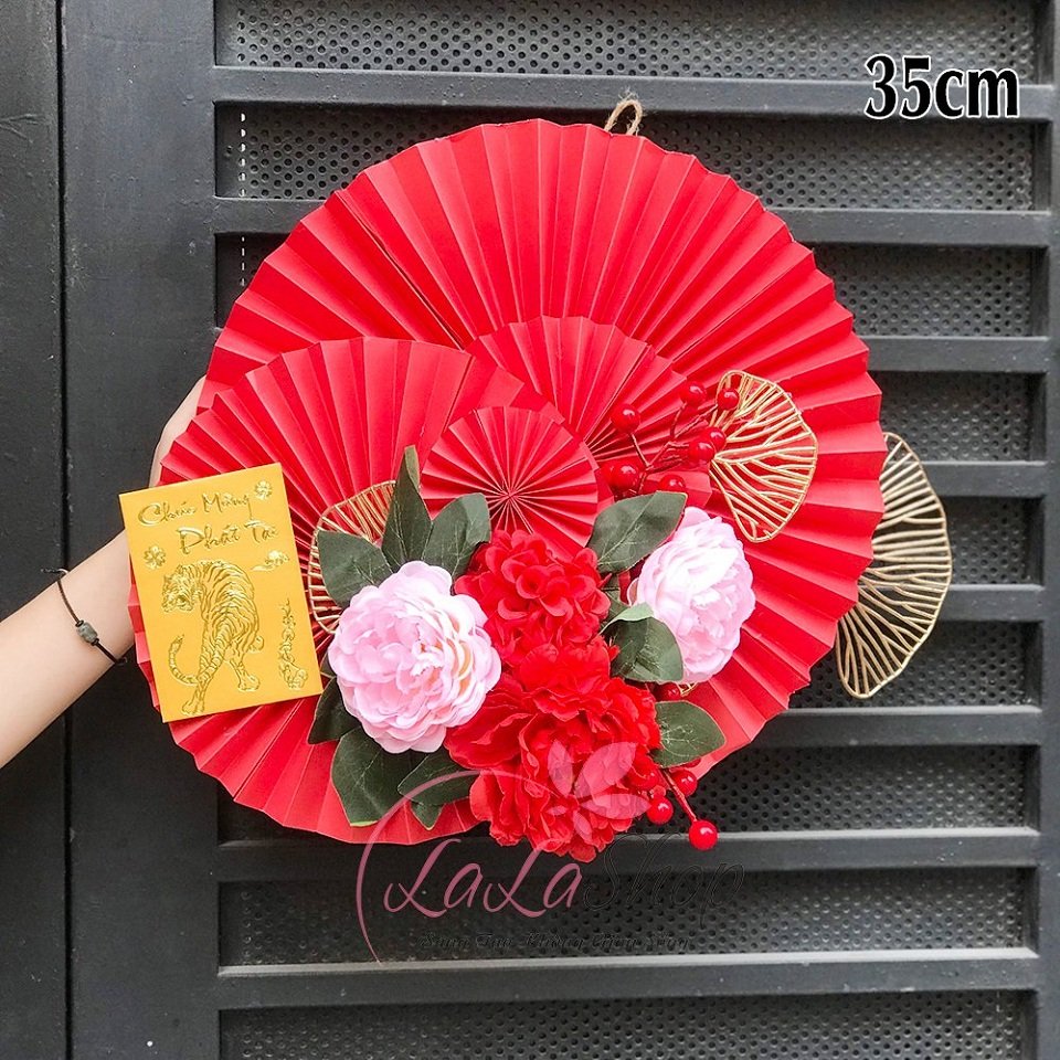 Mẫu quạt giấy đỏ trang tr&iacute; Tết tại Lala Shop mẫu 1