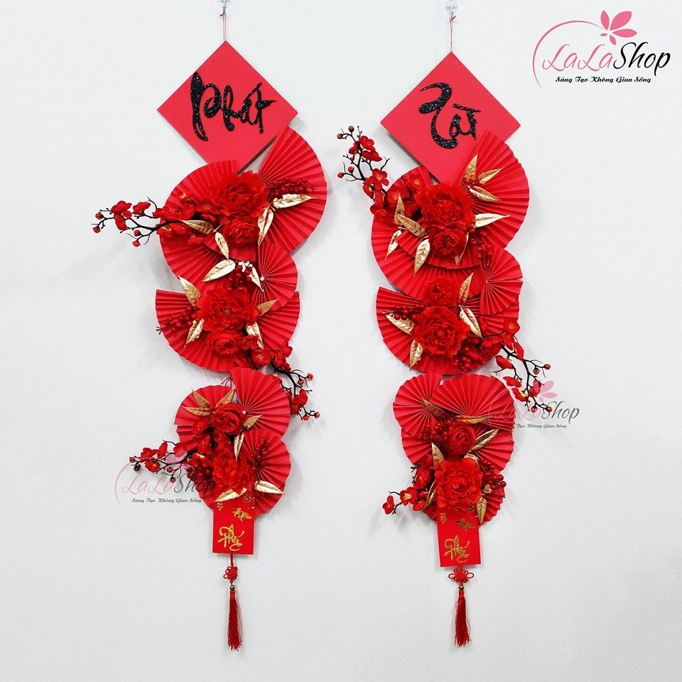 Mẫu quạt giấy đỏ trang tr&iacute; Tết tại Lala Shop mẫu 2