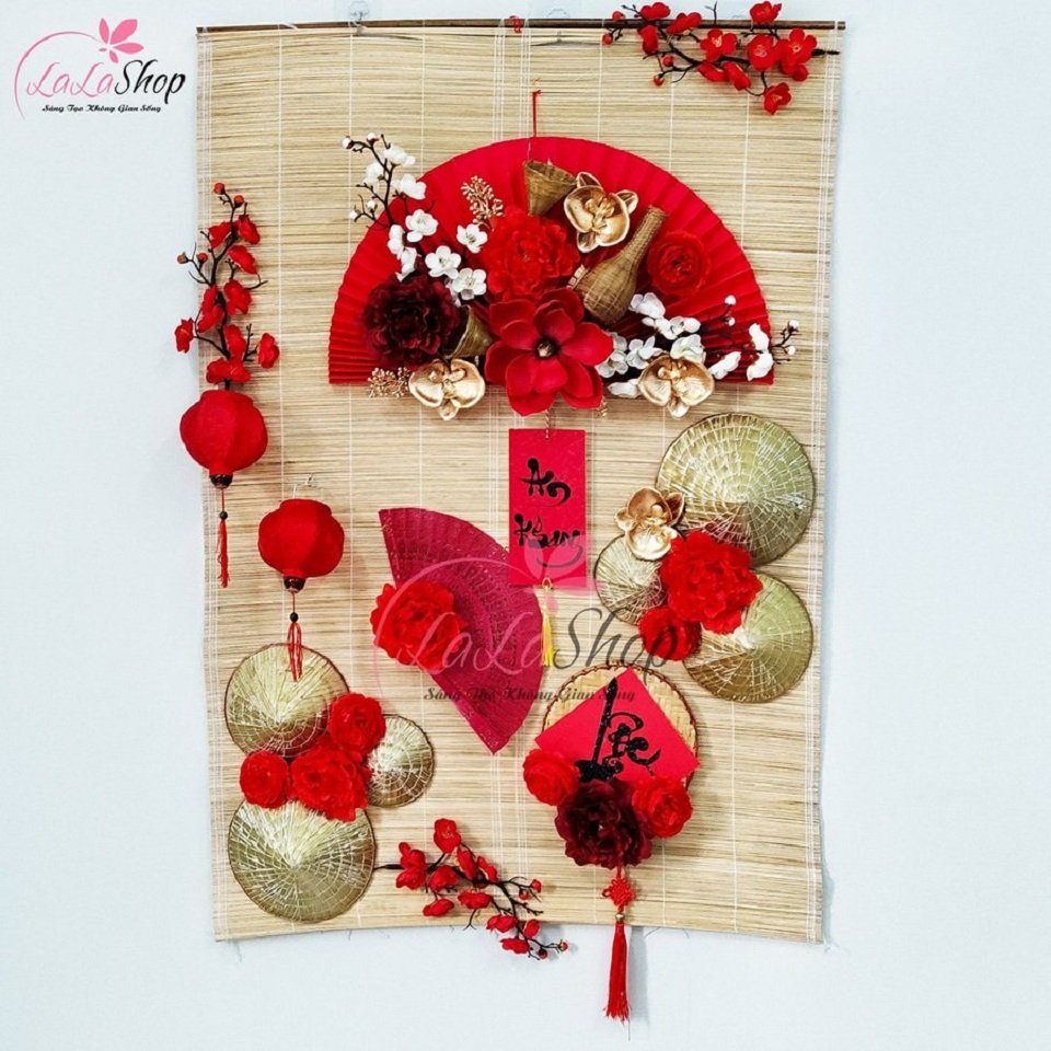 Mẫu quạt giấy đỏ trang tr&iacute; Tết tại Lala Shop mẫu 4