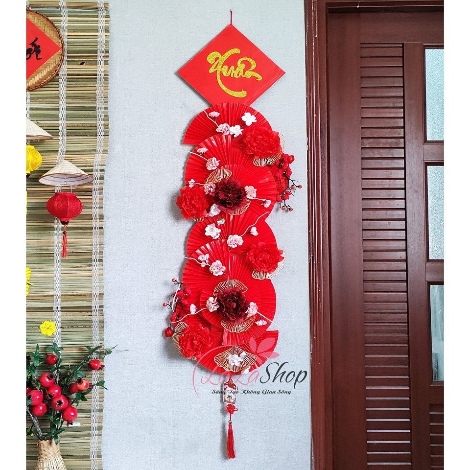 Mẫu quạt giấy đỏ trang tr&iacute; Tết tại Lala Shop mẫu 5