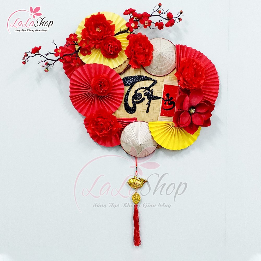 Mẫu quạt giấy đỏ trang tr&iacute; Tết tại Lala Shop mẫu 7