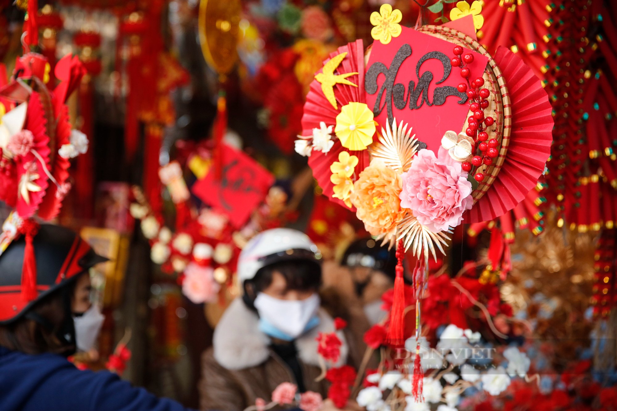 Quạt giấy đỏ trang tr&iacute; Tết mang đến may mắn