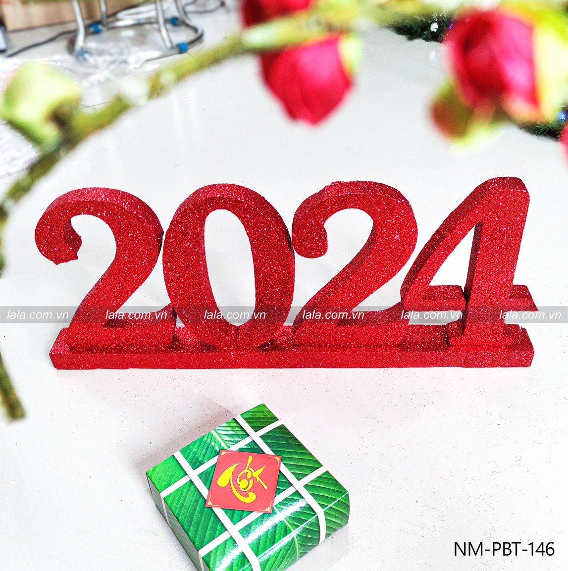 Mô hình năm mới số 2024 đỏ kim tuyến trang trí tết