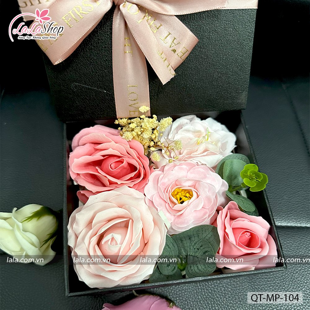 Hộp quà tặng hoa sáp kèm phụ kiện mẫu vuông 104
