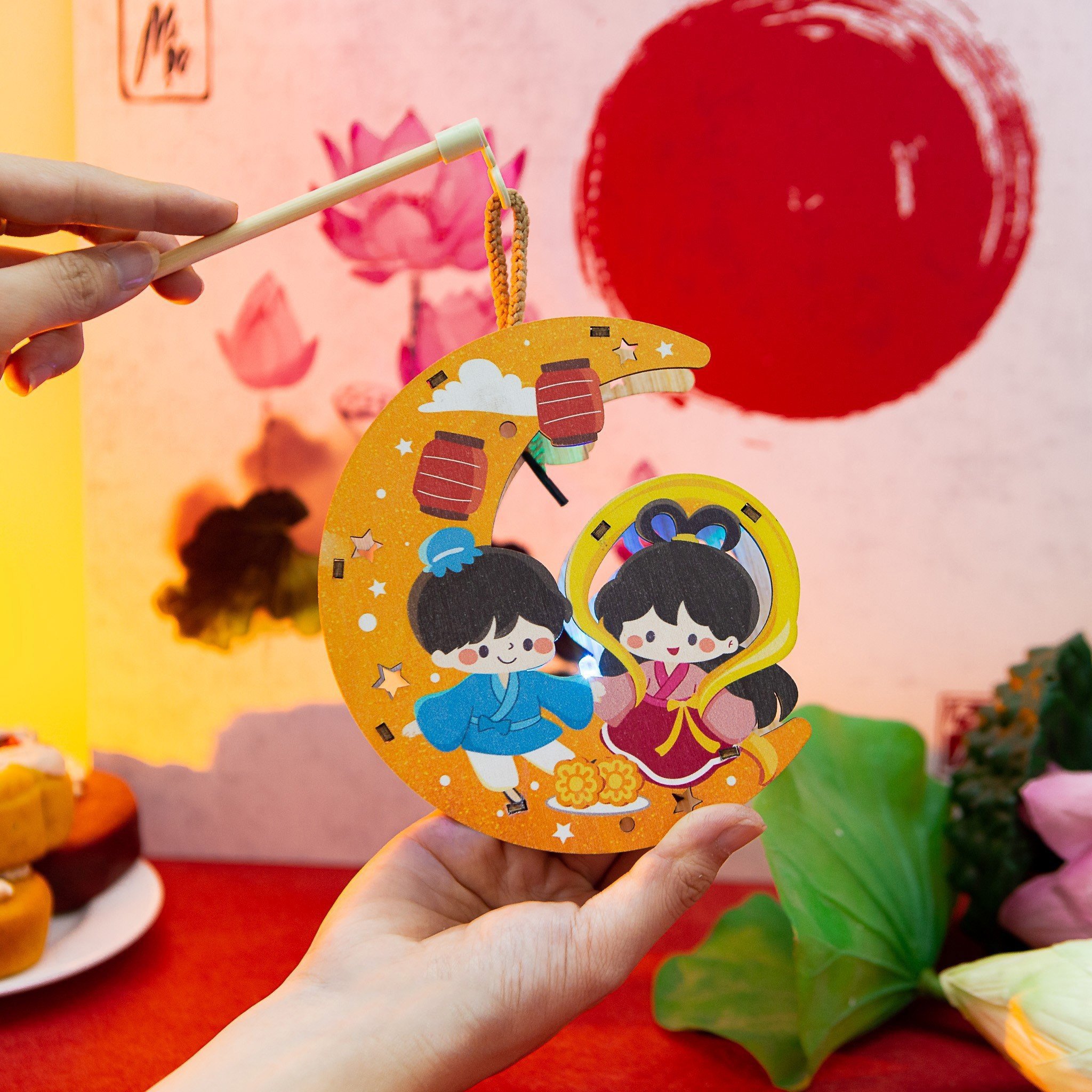 Lồng Đ&egrave;n Trung Thu Bằng Gỗ Chị Hằng V&agrave; Ch&uacute; Cuội C&oacute; Đ&egrave;n