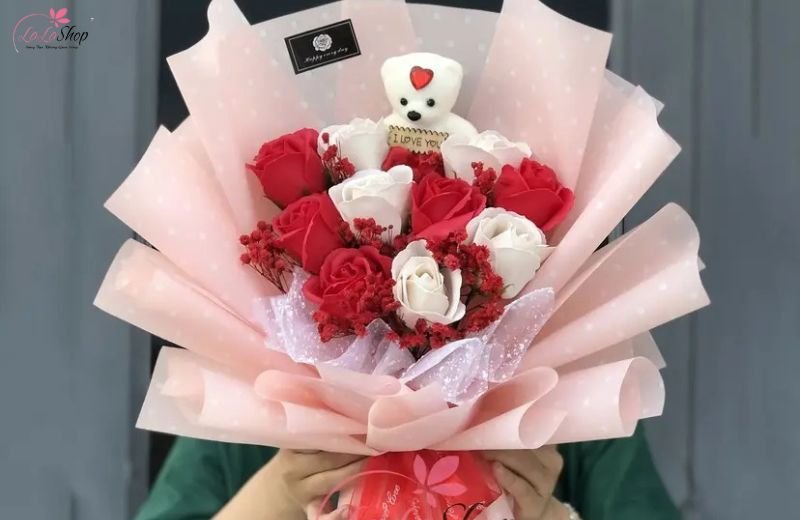 Kết hợp giữa thú bông và hoa sáp – Món quà dễ thương và ngọt ngào 