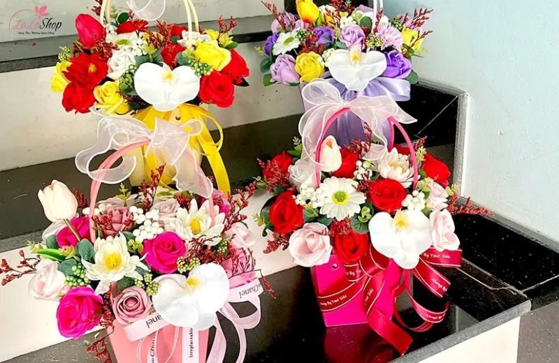 Giỏ hoa sáp sang trọng, món quà tinh tế cho mọi dịp đặc biệt. 
