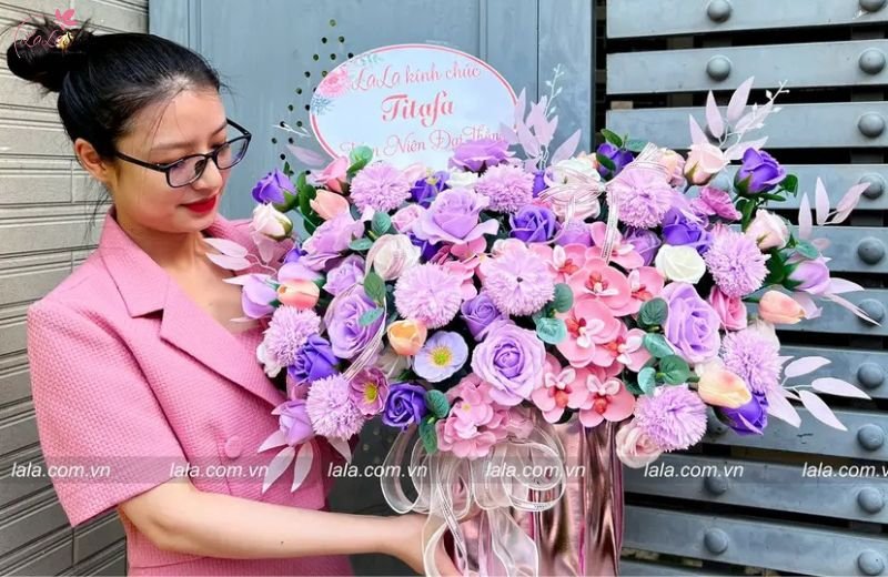 Lẵng hoa sáp cao cấp thể hiện sự trân trọng và yêu thương