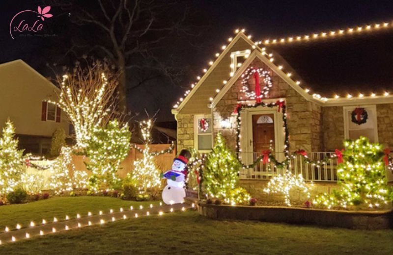 Trang tr&iacute; noel ngo&agrave;i trời nổi bật với đ&egrave;n led, d&acirc;y trang tr&iacute; v&agrave; standee