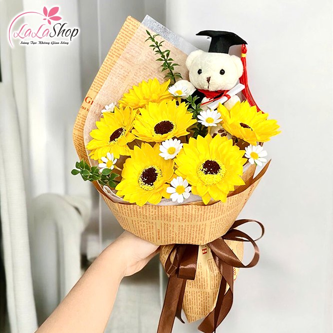 Bó hoa tốt nghiệp với Gấu, Cừu Bông xinh xắn mix cúc trắng mini