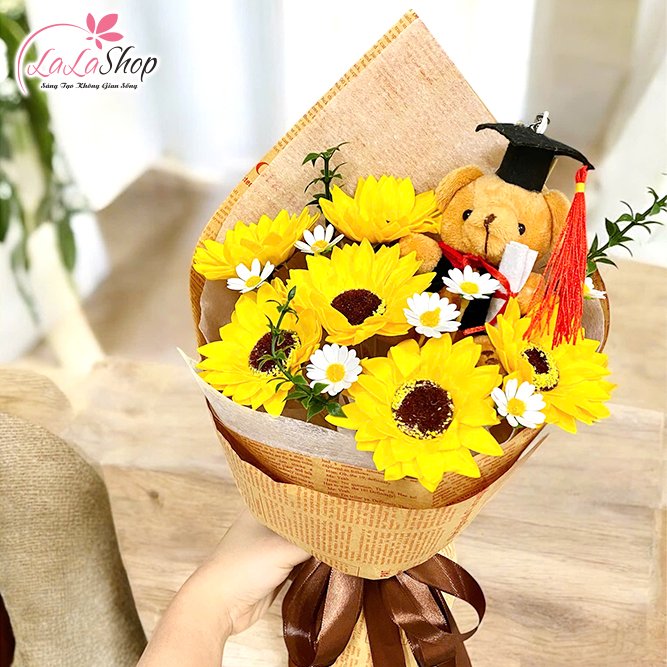 Bó hoa tốt nghiệp với Gấu, Cừu Bông xinh xắn mix cúc trắng mini