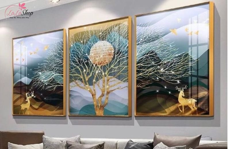 Treo tranh ph&ograve;ng kh&aacute;ch để trang tr&iacute; v&agrave; tạo cảm x&uacute;c cho kh&ocirc;ng gian sống.